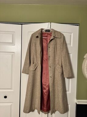 Vintage-Inspired Women's Beige Wool Coat with Rose Lining